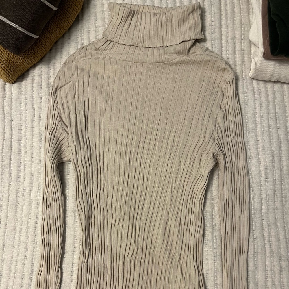 Kotn ribbed ivory turtleneck long sleeved Tshirt